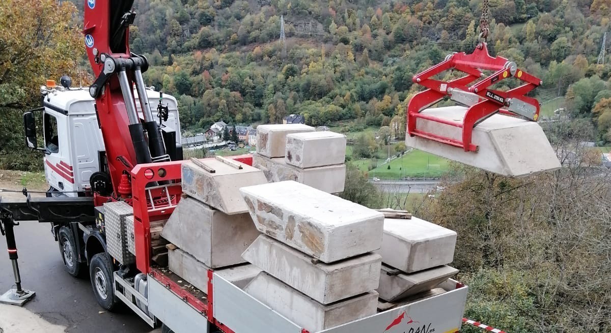 concrete lego block lifting